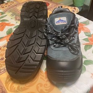 Steel toe work shoes